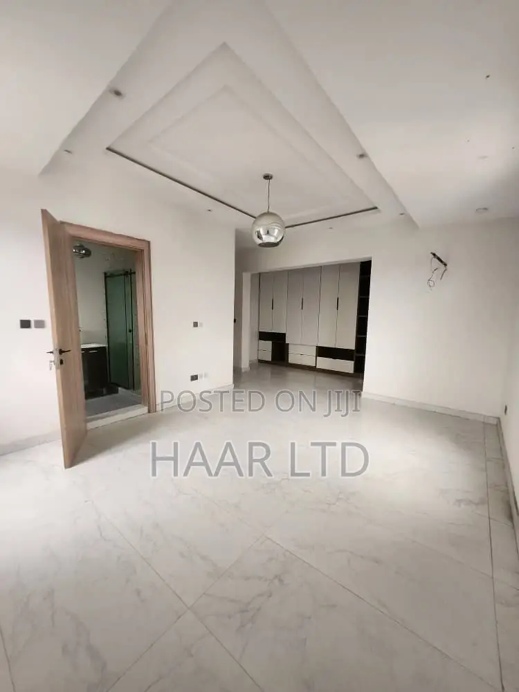 3bdrm Apartment in Ahmadu Bello Way for sale