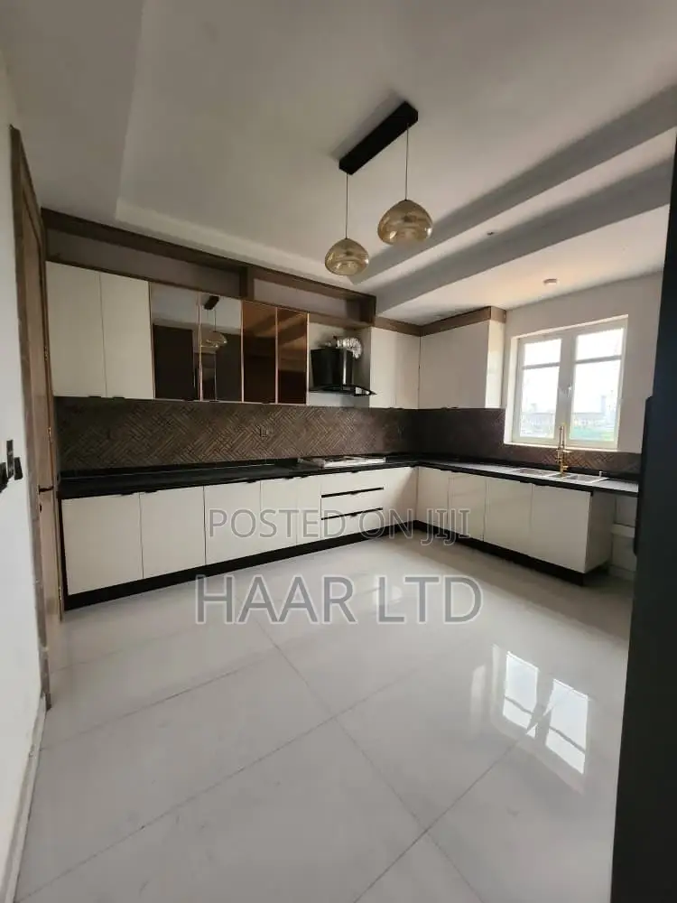 3bdrm Apartment in Ahmadu Bello Way for sale
