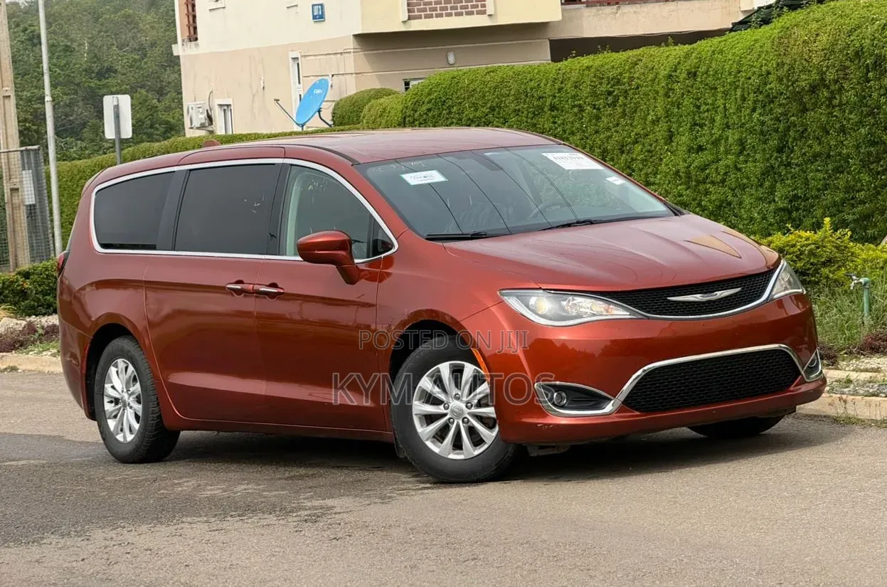Chrysler Pacifica 3.6 Petrol FWD 2018 Orange