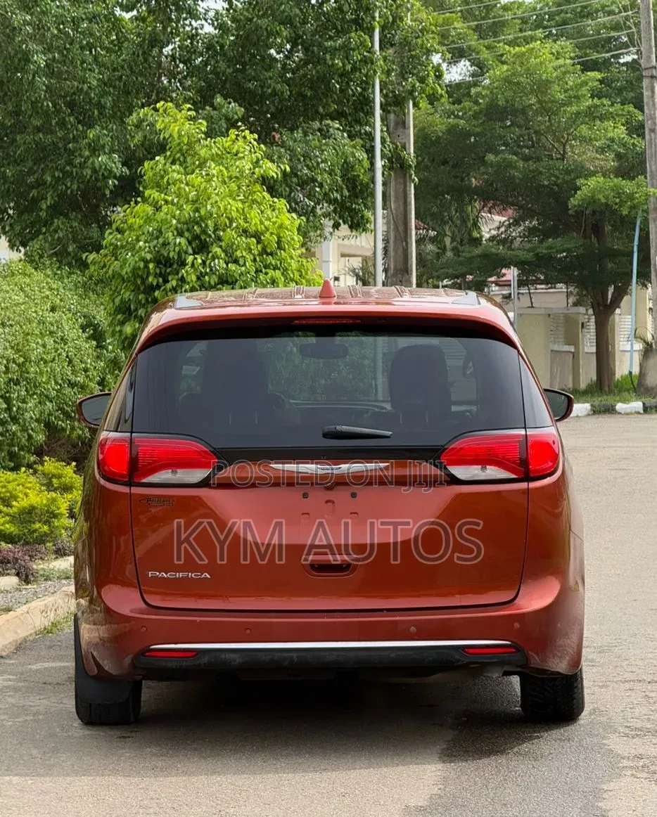 Chrysler Pacifica 3.6 Petrol FWD 2018 Orange