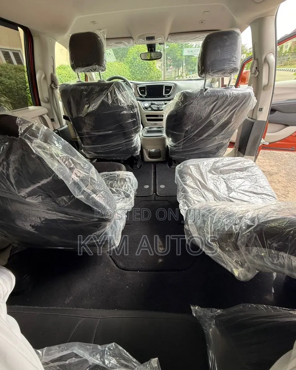 Chrysler Pacifica 3.6 Petrol FWD 2018 Orange