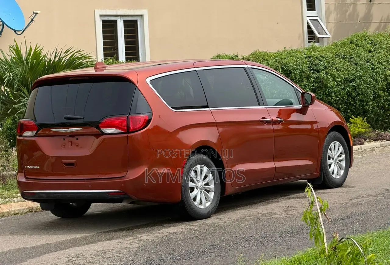 Chrysler Pacifica 3.6 Petrol FWD 2018 Orange