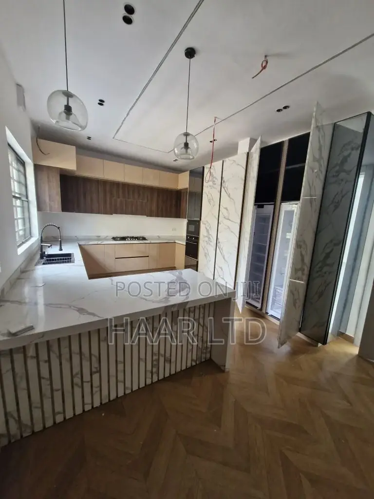 4bdrm Duplex in Chevron for sale