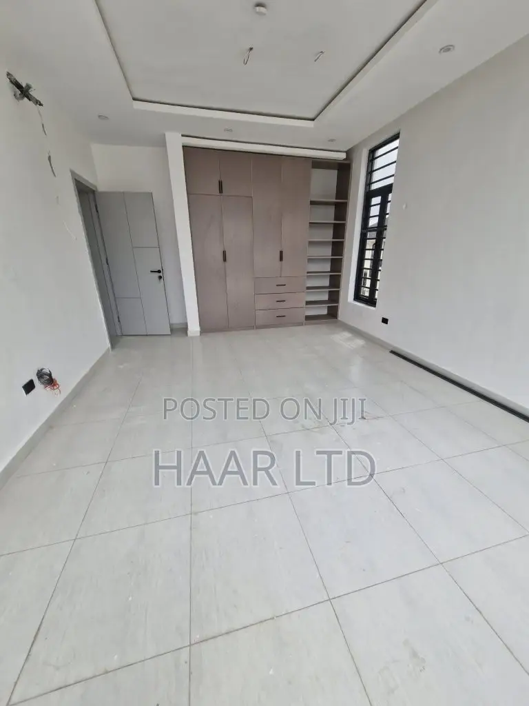 4bdrm Duplex in Chevron for sale