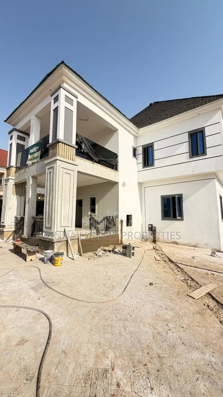 5bdrm Duplex in Basic Estate, for sale