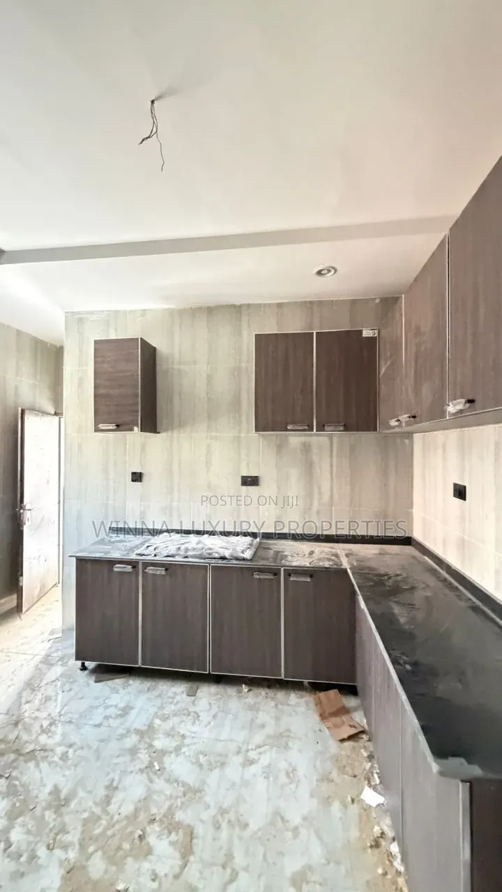 5bdrm Duplex in Basic Estate, for sale