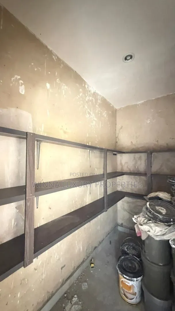 5bdrm Duplex in Basic Estate, for sale