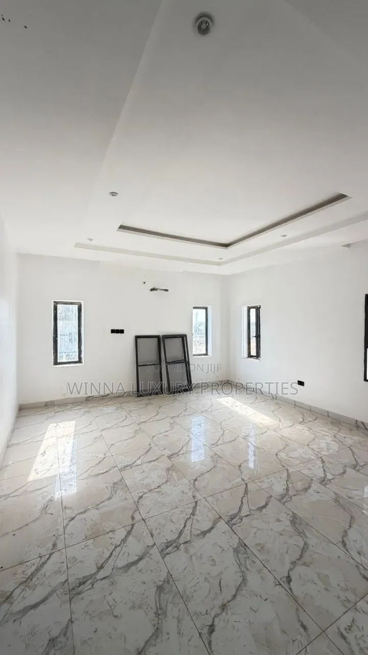 5bdrm Duplex in Basic Estate, for sale
