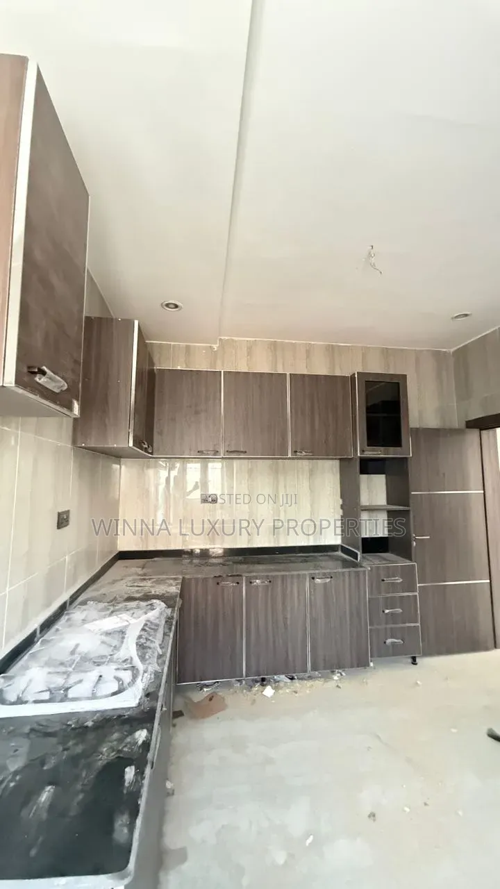 5bdrm Duplex in Basic Estate, for sale