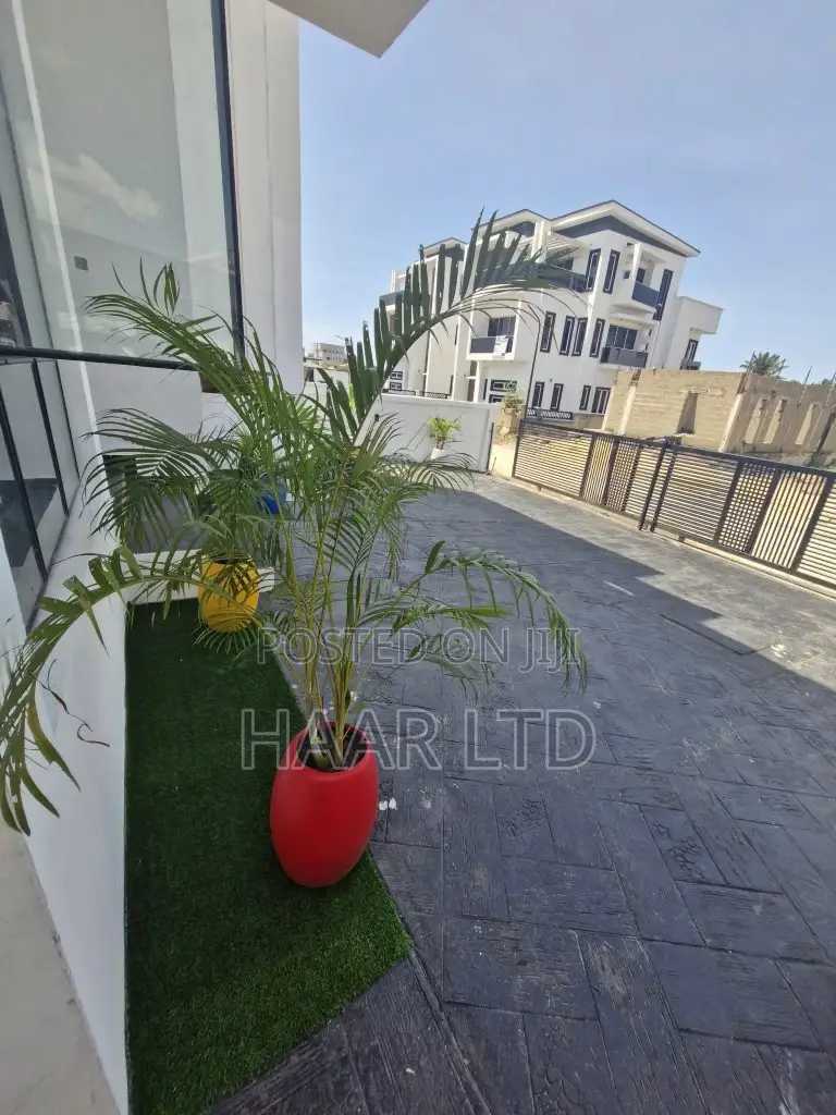 5bdrm Duplex in Chevron for sale