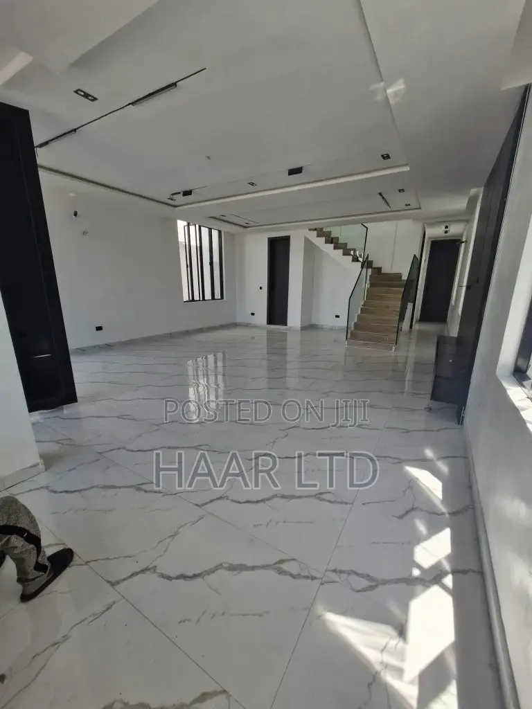 5bdrm Duplex in Chevron for sale
