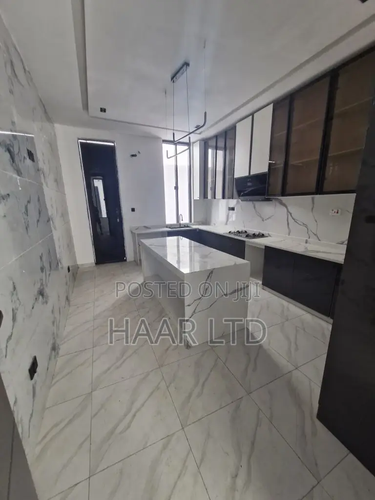 5bdrm Duplex in Chevron for sale