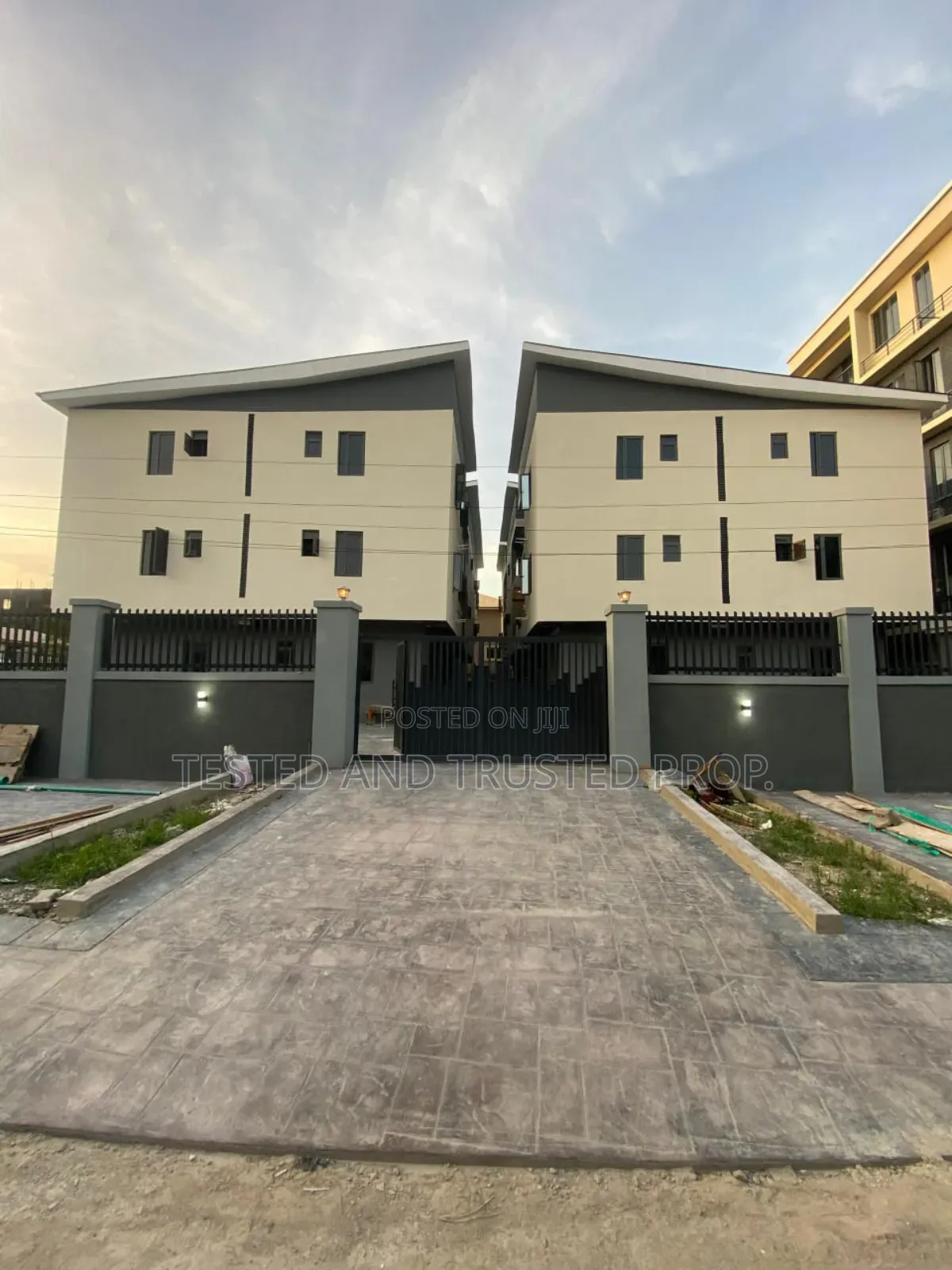 4bdrm Maisonette in Lekki Phase 1 for rent