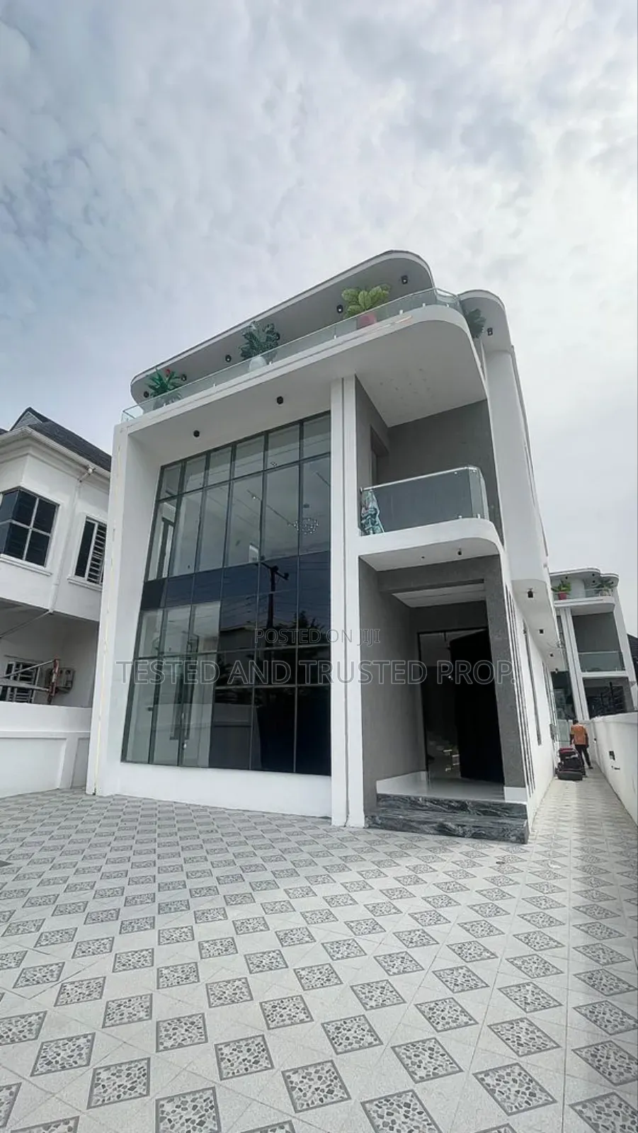 4bdrm Duplex in Eleganza, Chevron for sale