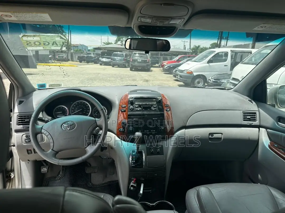 Toyota Sienna XLE AWD 2005 Gold