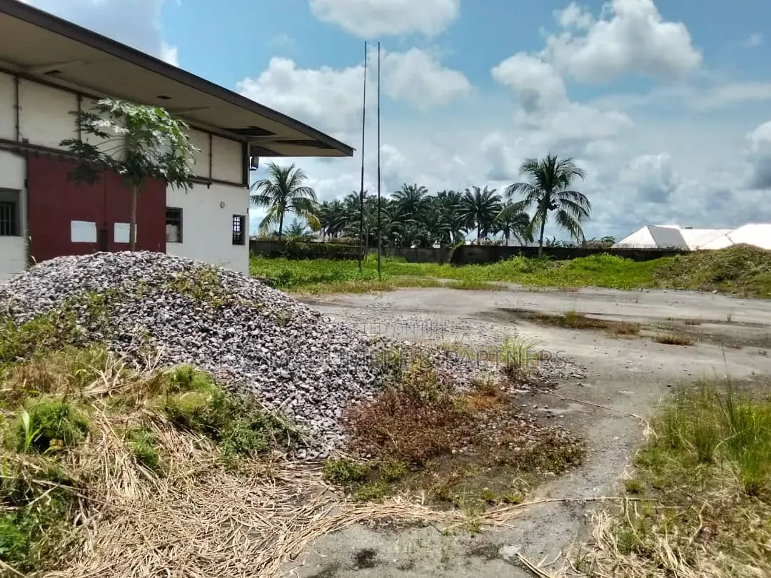 For Sale : 2 1⁄2 Plots With a Warehouse Bungalows at Trans Amadi.