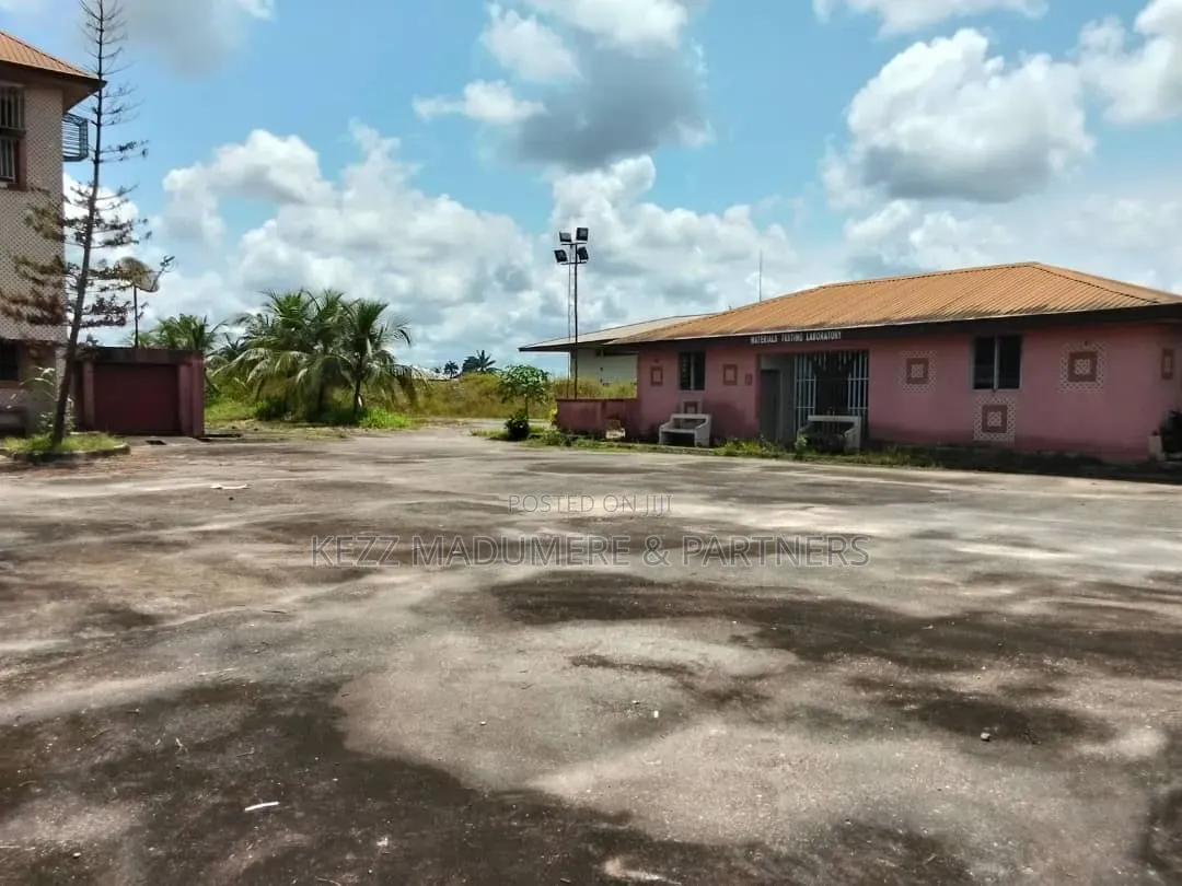 For Sale : 2 1⁄2 Plots With a Warehouse Bungalows at Trans Amadi.