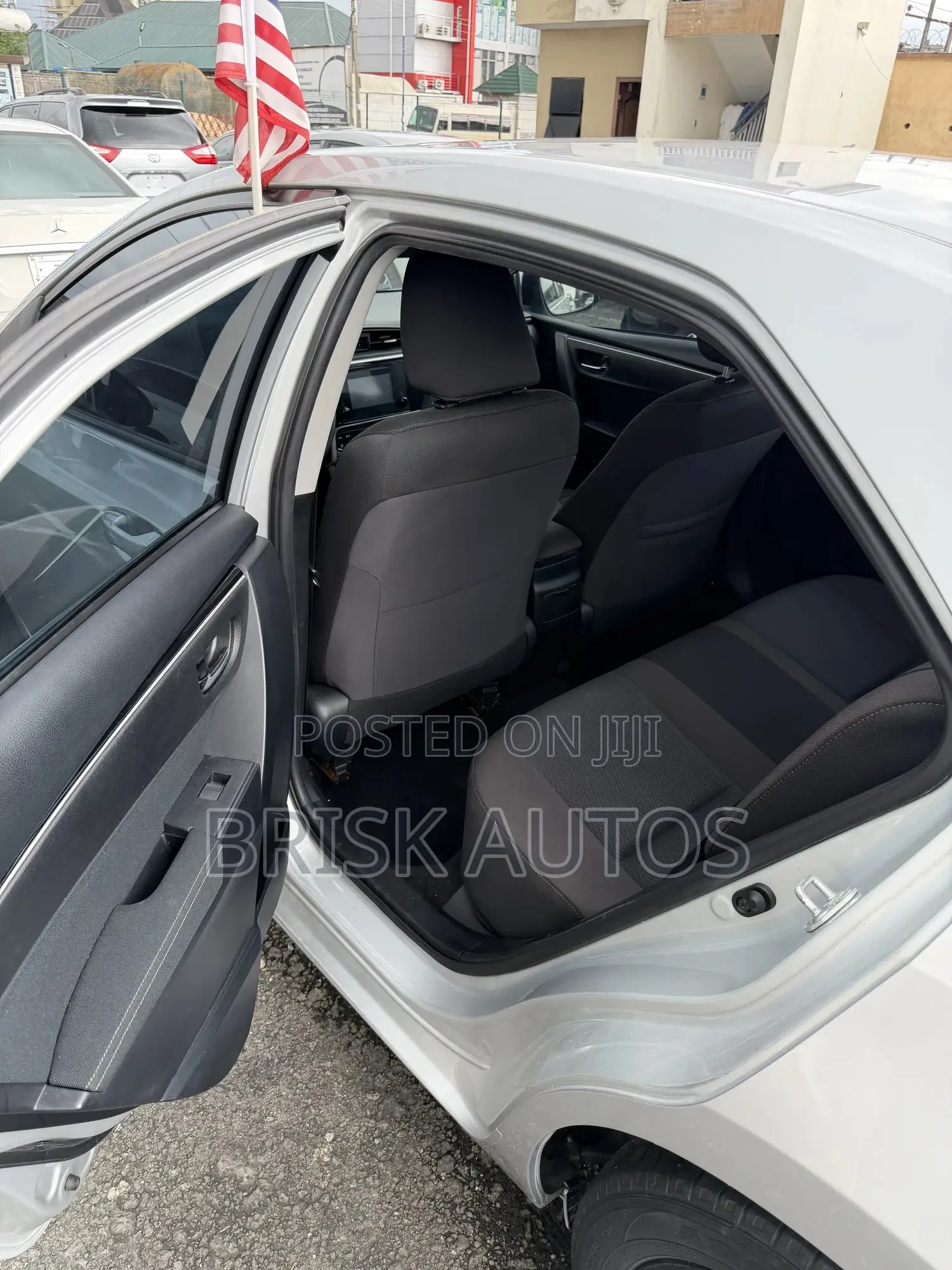 Toyota Corolla LE 4dr Sedan (1.8L 4cyl CVT) 2017 Silver