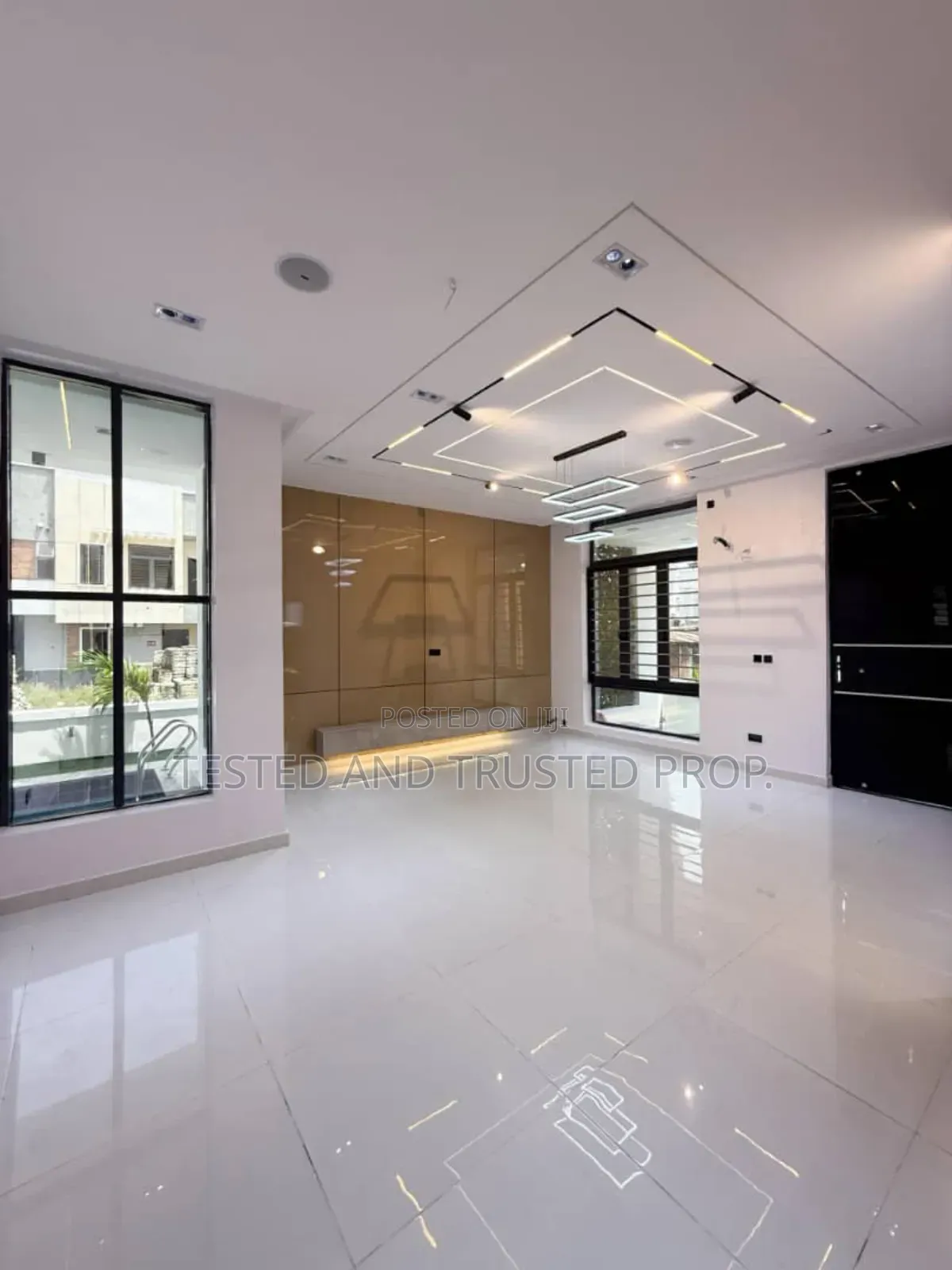 5bdrm Mansion in Chevron for sale