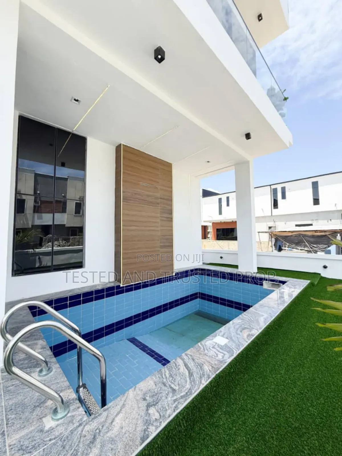 5bdrm Mansion in Chevron for sale
