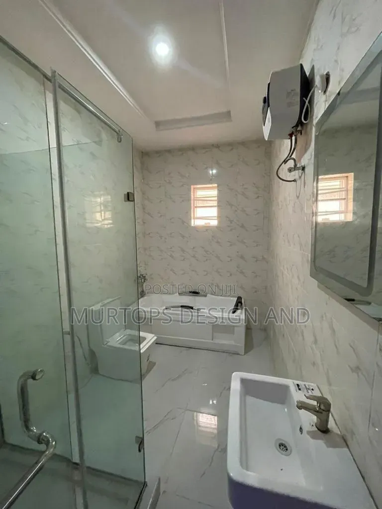 4bdrm Townhouse/Terrace in Lekki Phase 2 for sale