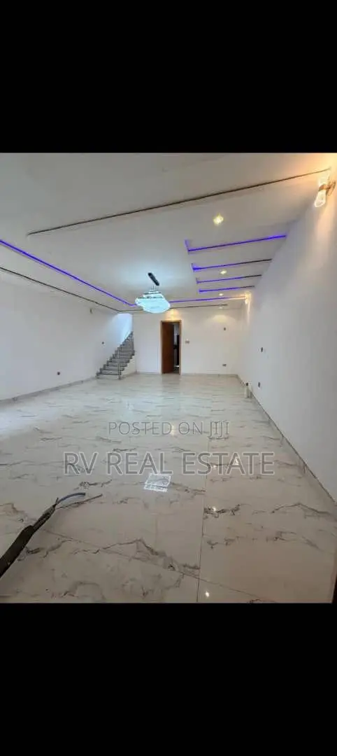 3bdrm Apartment in Surulere for sale