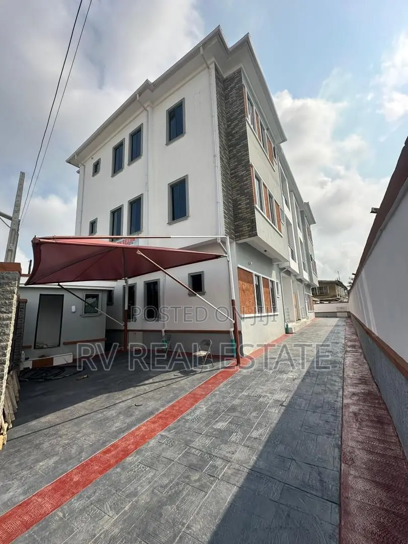 3bdrm Apartment in Surulere for sale