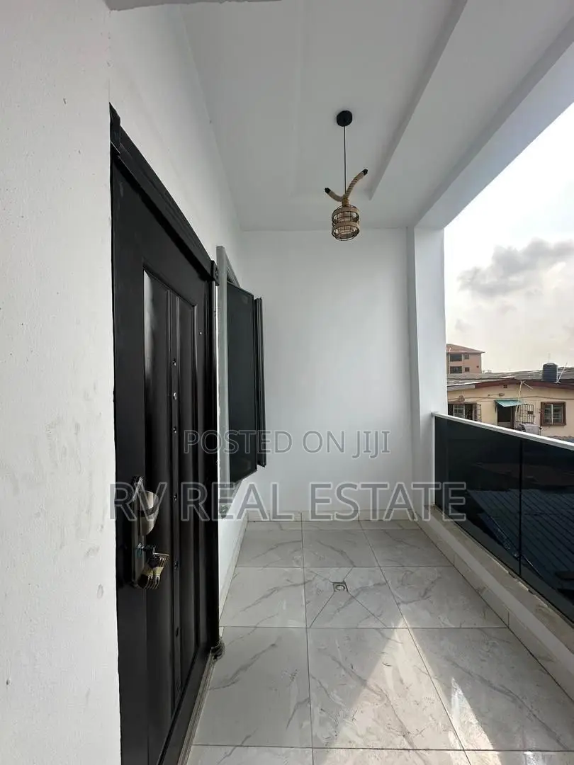 3bdrm Apartment in Surulere for sale