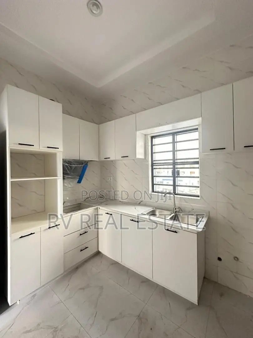 3bdrm Apartment in Surulere for sale