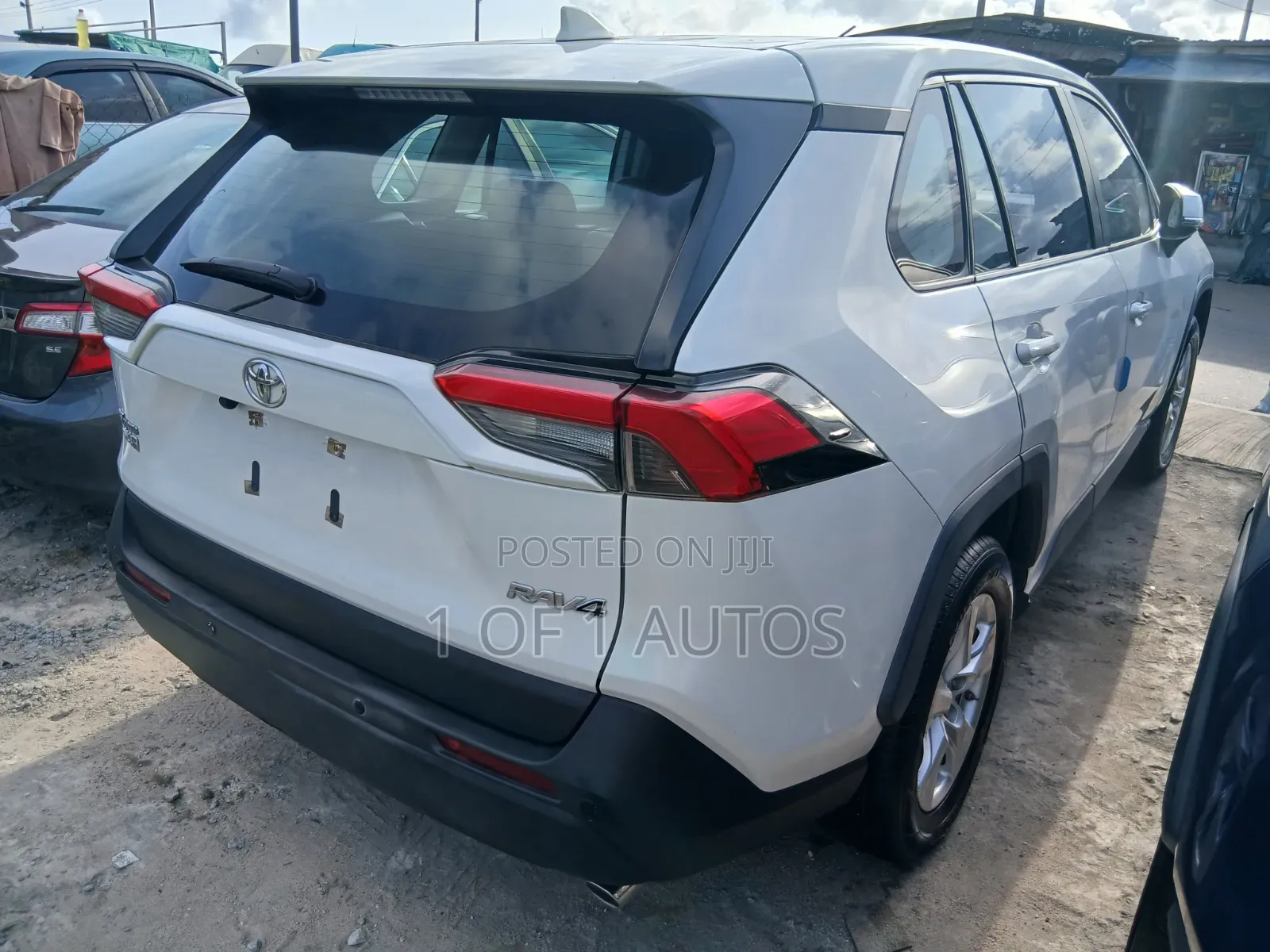 Toyota RAV4 LE FWD 2020 White