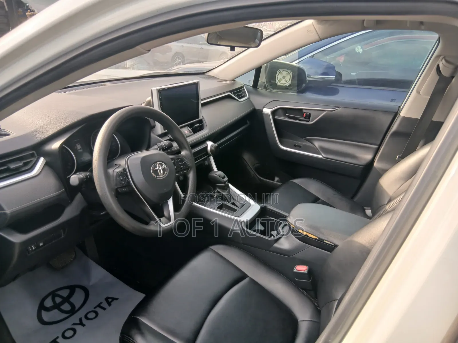 Toyota RAV4 LE FWD 2020 White