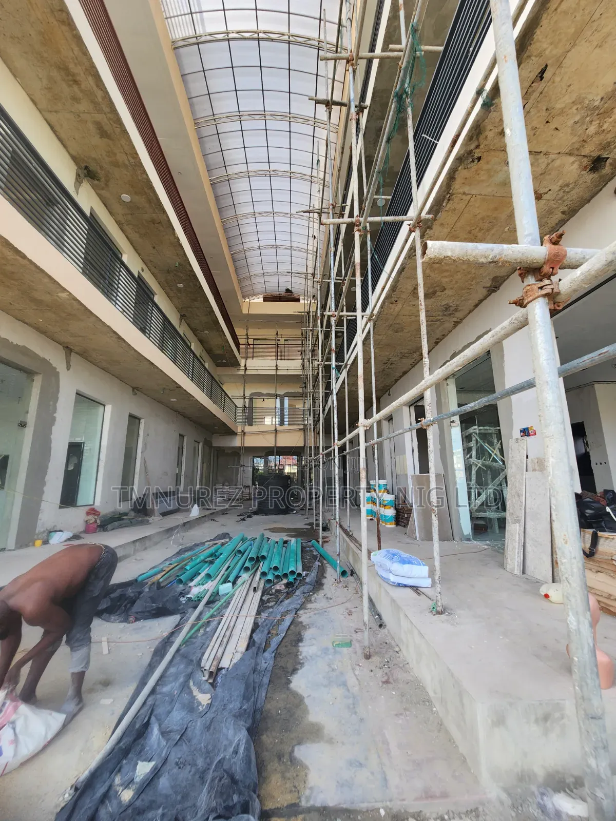 Shope New Built Forbrent at Lekki Phase1 in a Very Busy Area