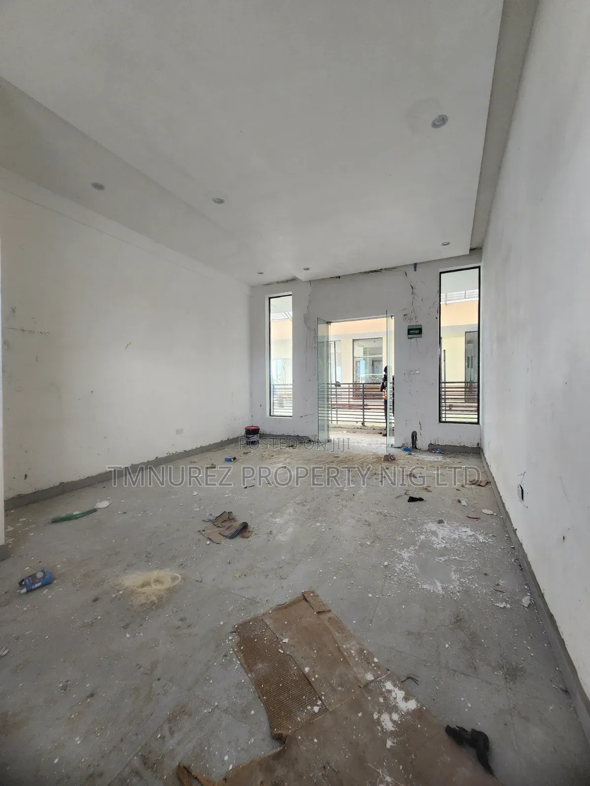 Shope New Built Forbrent at Lekki Phase1 in a Very Busy Area
