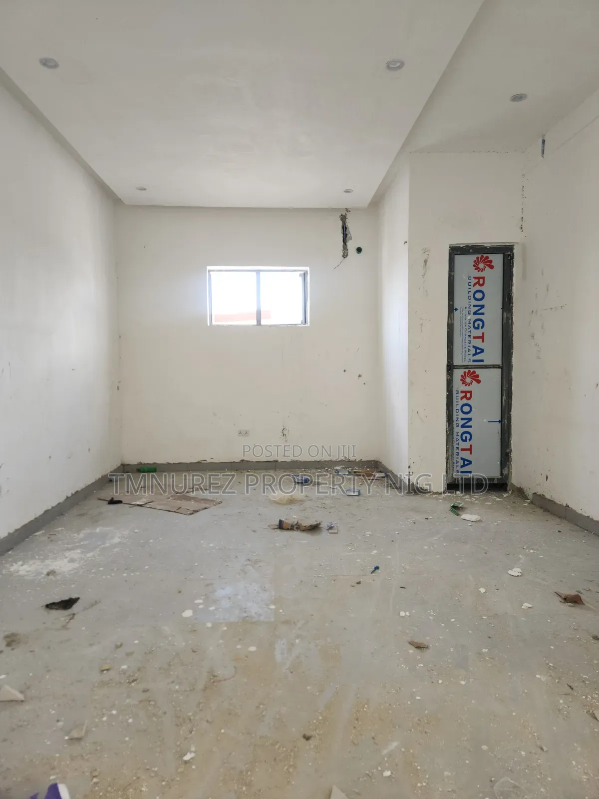 Shope New Built Forbrent at Lekki Phase1 in a Very Busy Area