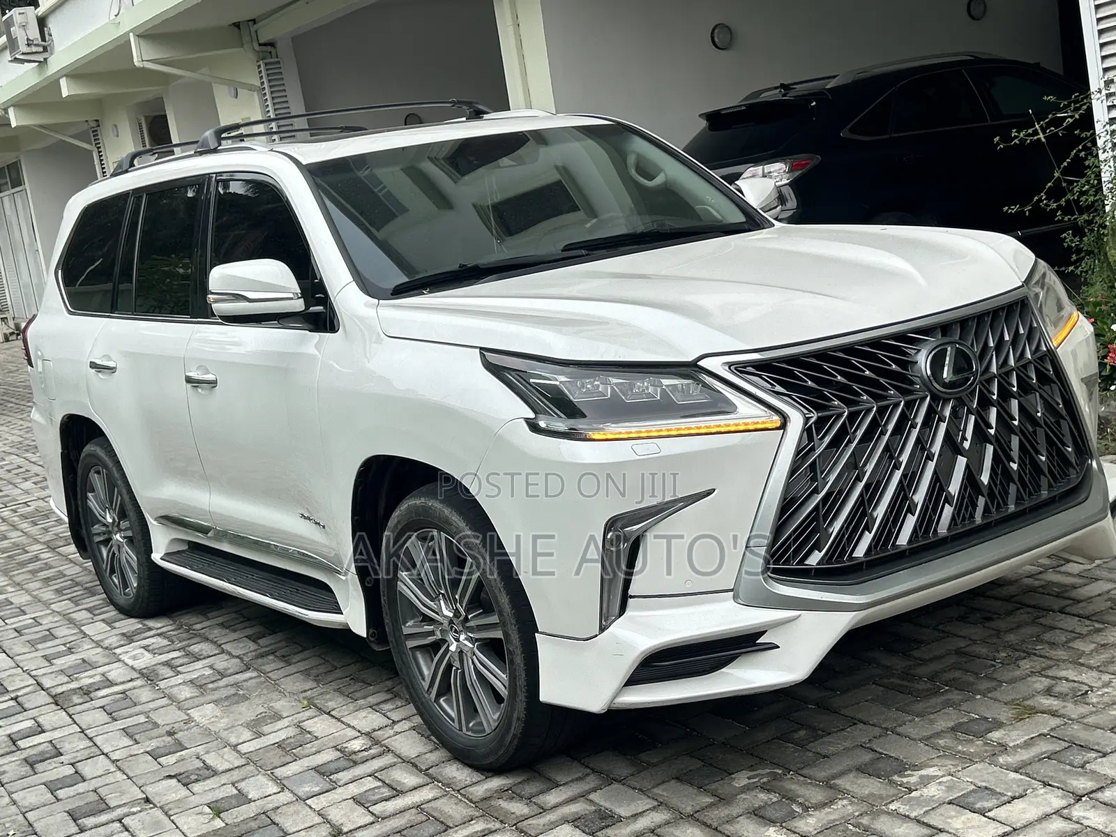 Lexus LX 570 (5 seats) AWD 2017 White