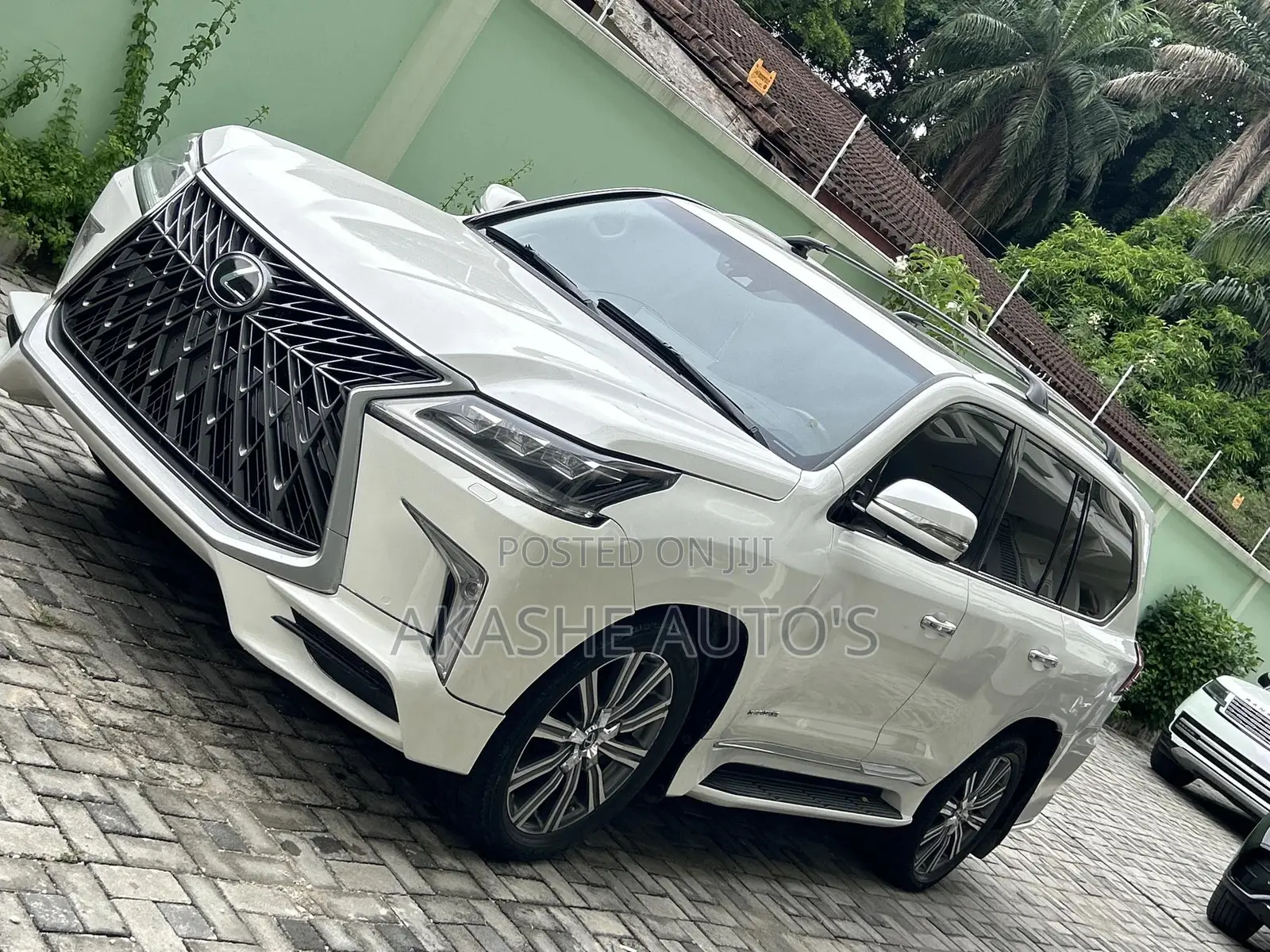 Lexus LX 570 (5 seats) AWD 2017 White