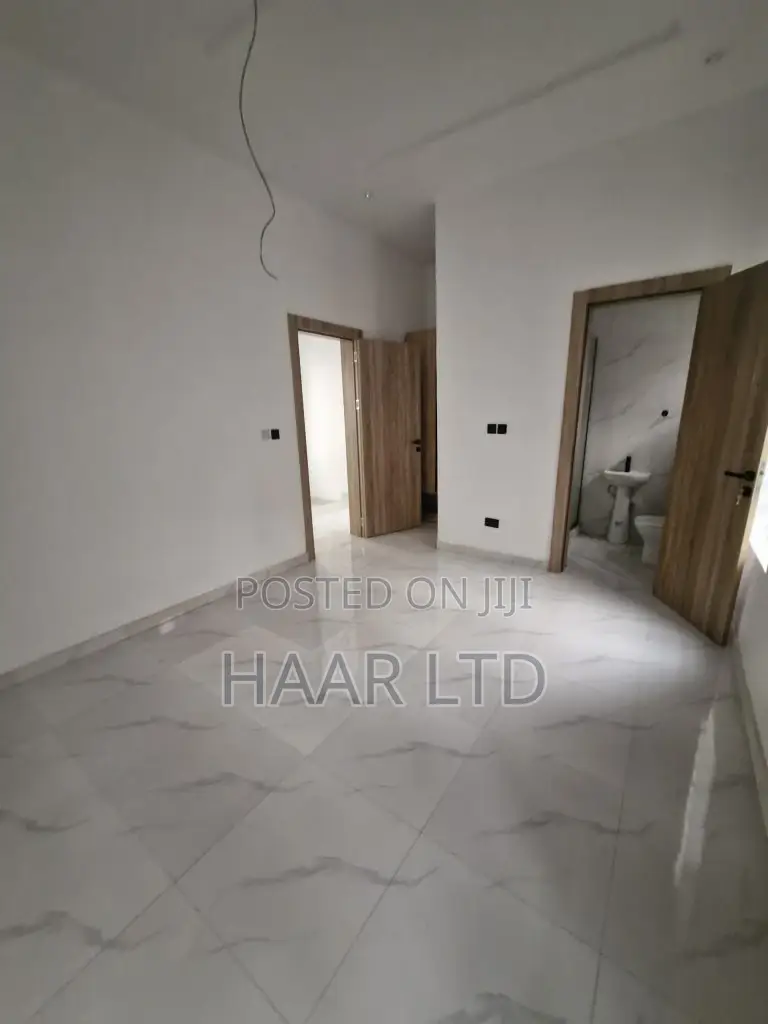 5bdrm Duplex in Osapa london for sale