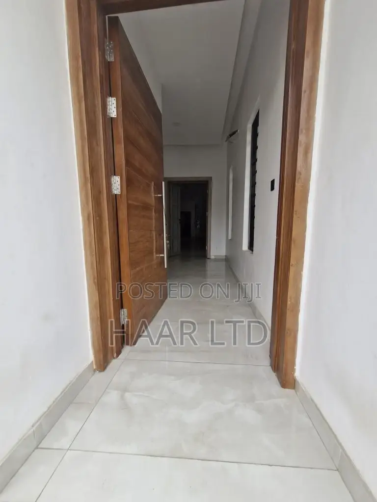 5bdrm Duplex in Osapa london for sale