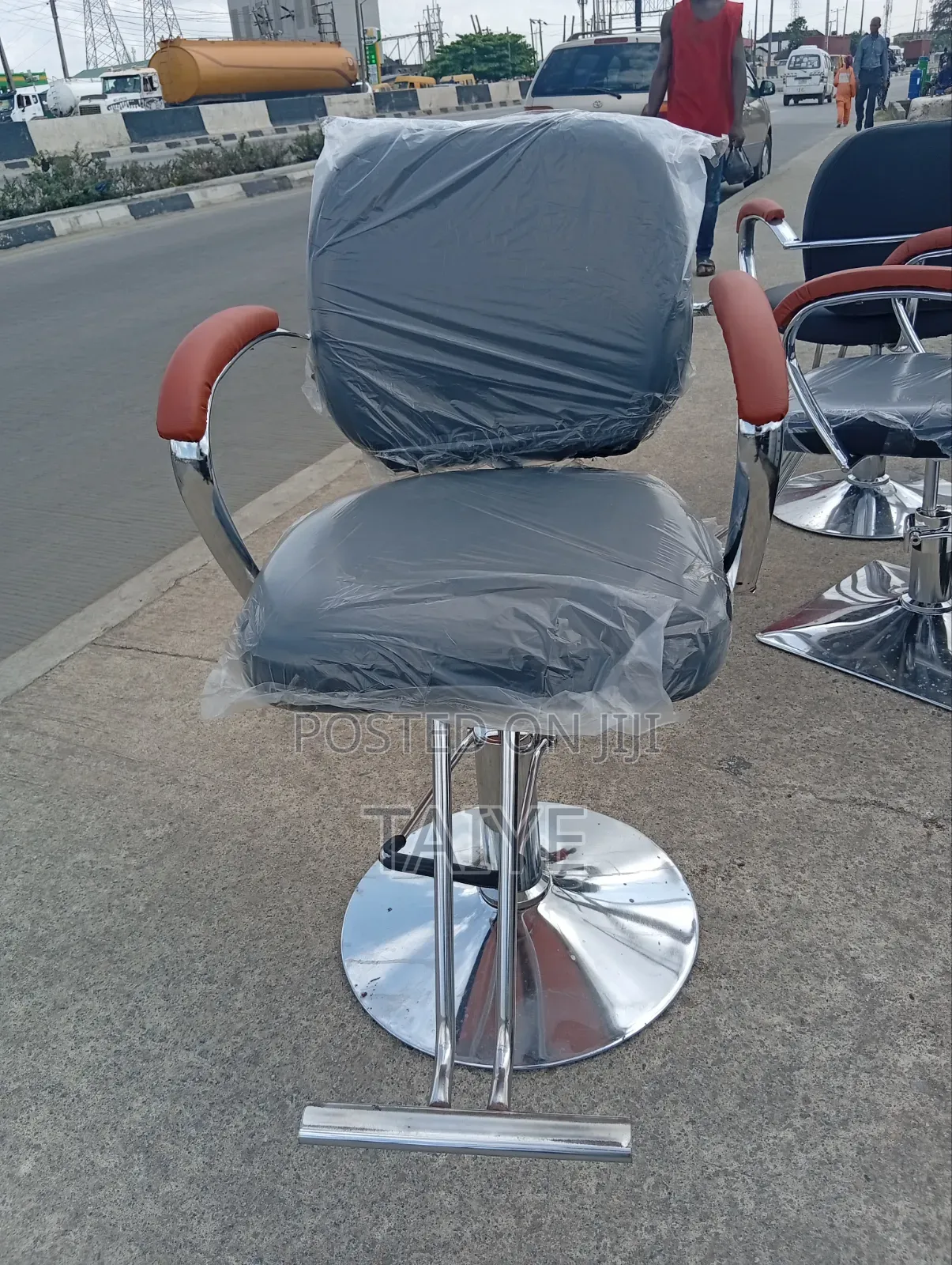 Good Barbie Salon Chair