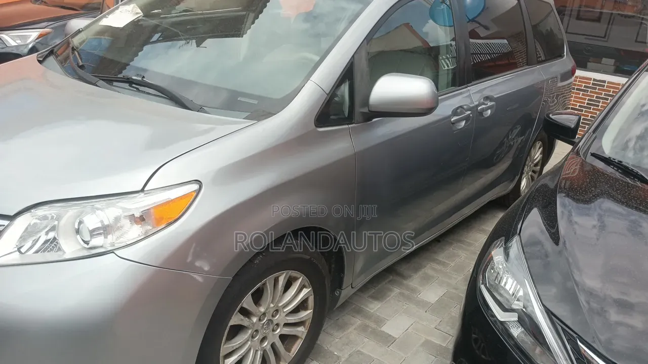 Toyota Sienna XLE FWD 8-Passenger 2013 Silver