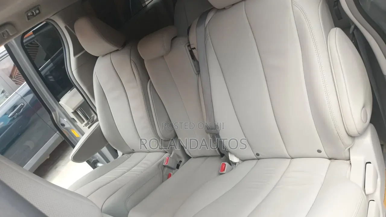 Toyota Sienna XLE FWD 8-Passenger 2013 Silver