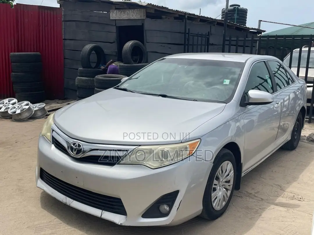 Toyota Camry LE 4dr Sedan (2.5L 4cyl 6A) 2012 Silver