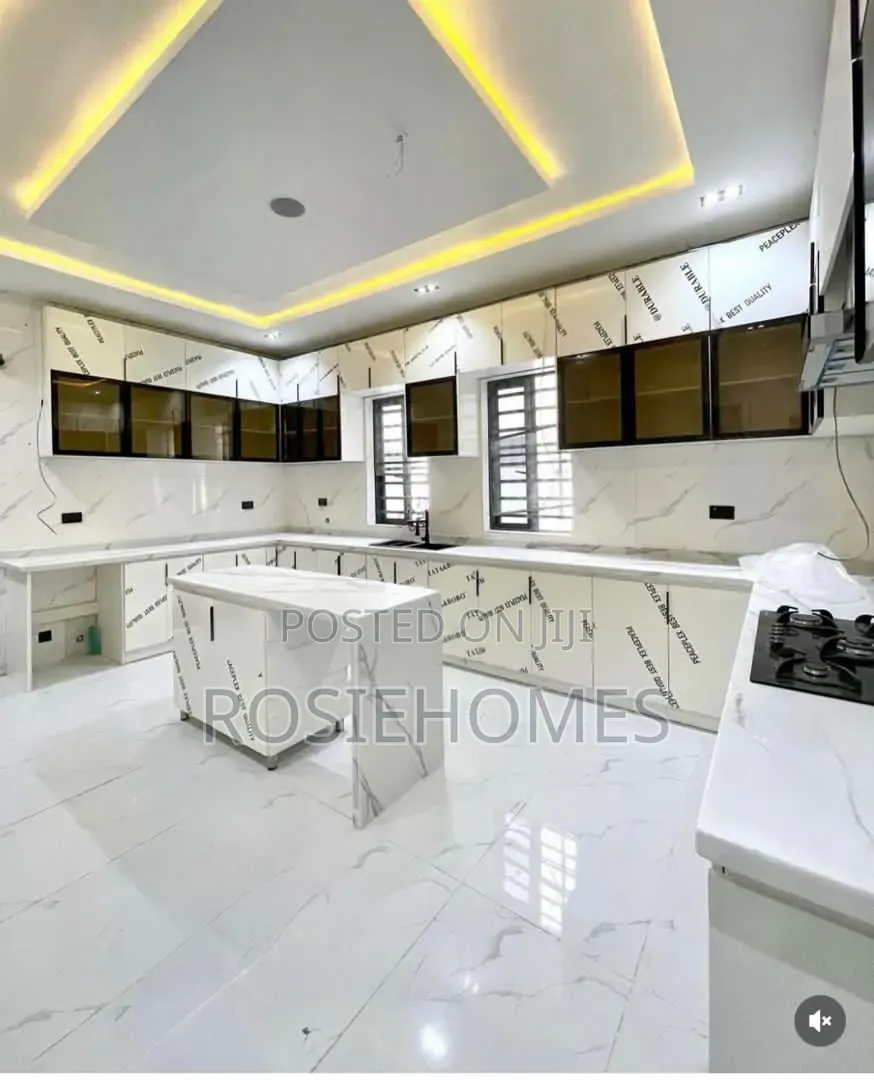 5bdrm Duplex in View Estate, Ikota for rent