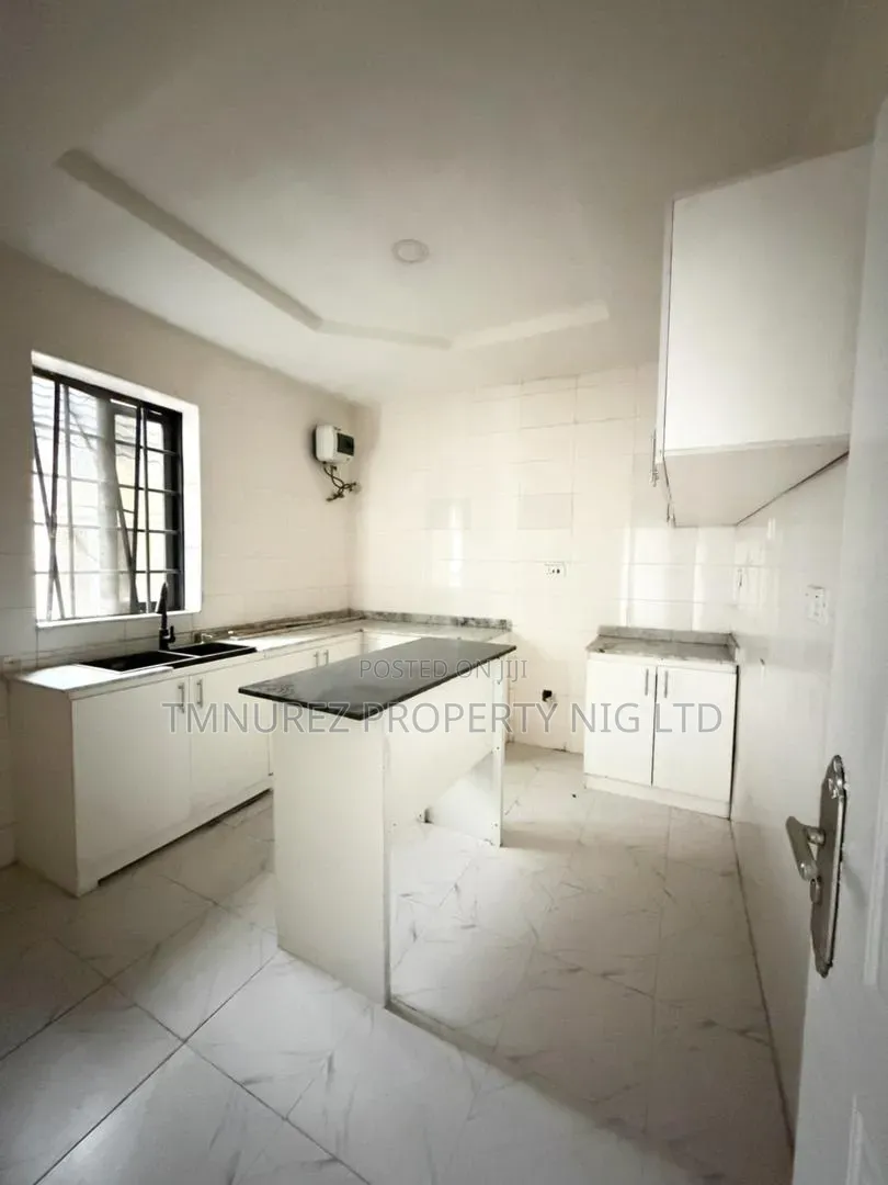 Mini Flat in Ikota for rent