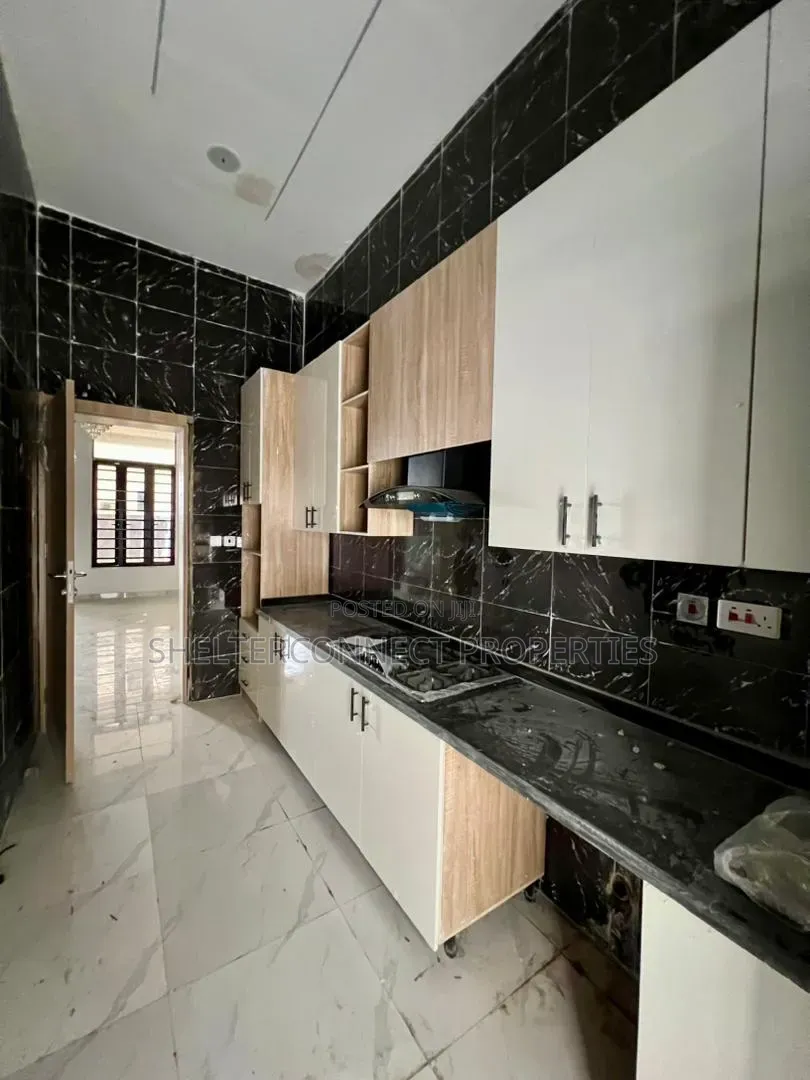 5bdrm Duplex in Osapa london for sale