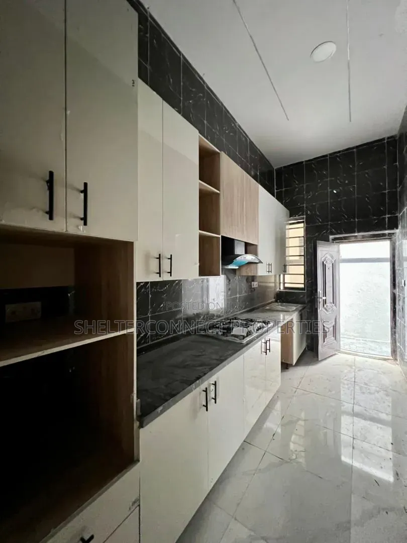 5bdrm Duplex in Osapa london for sale