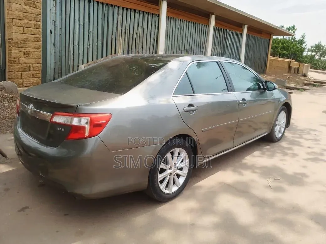 Toyota Camry XLE 4dr Sedan (2.5L 4cyl 6A) 2013 Gray