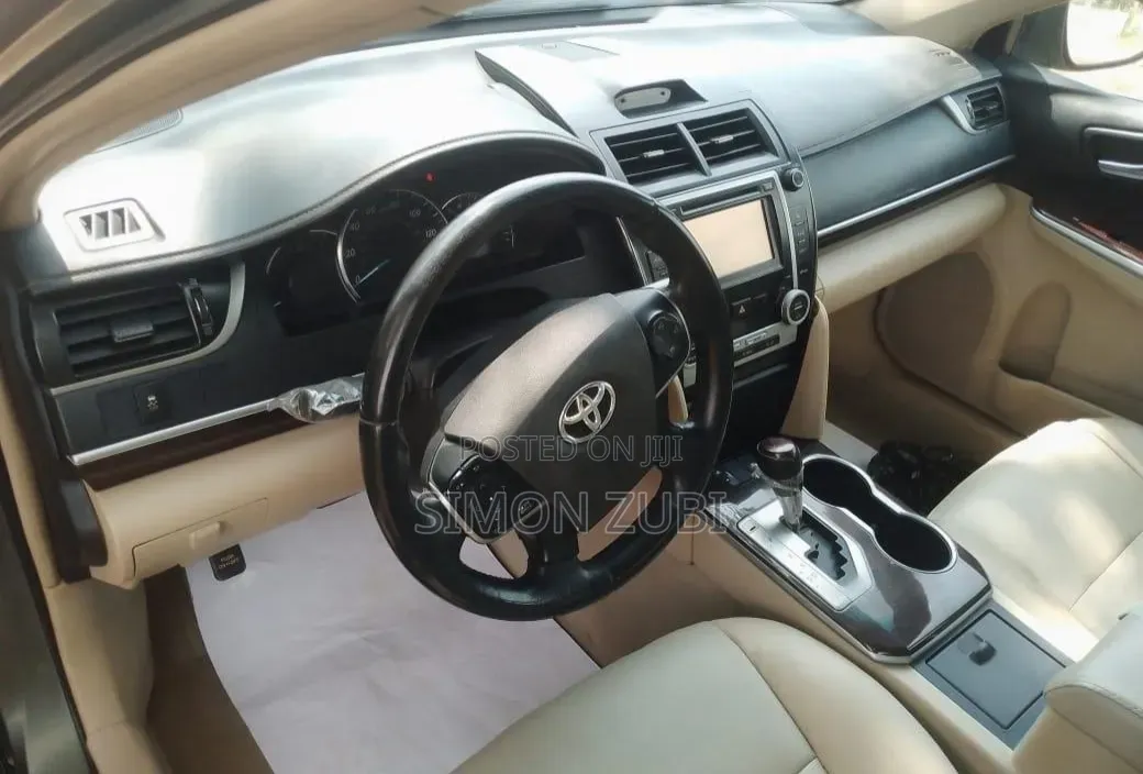 Toyota Camry XLE 4dr Sedan (2.5L 4cyl 6A) 2013 Gray