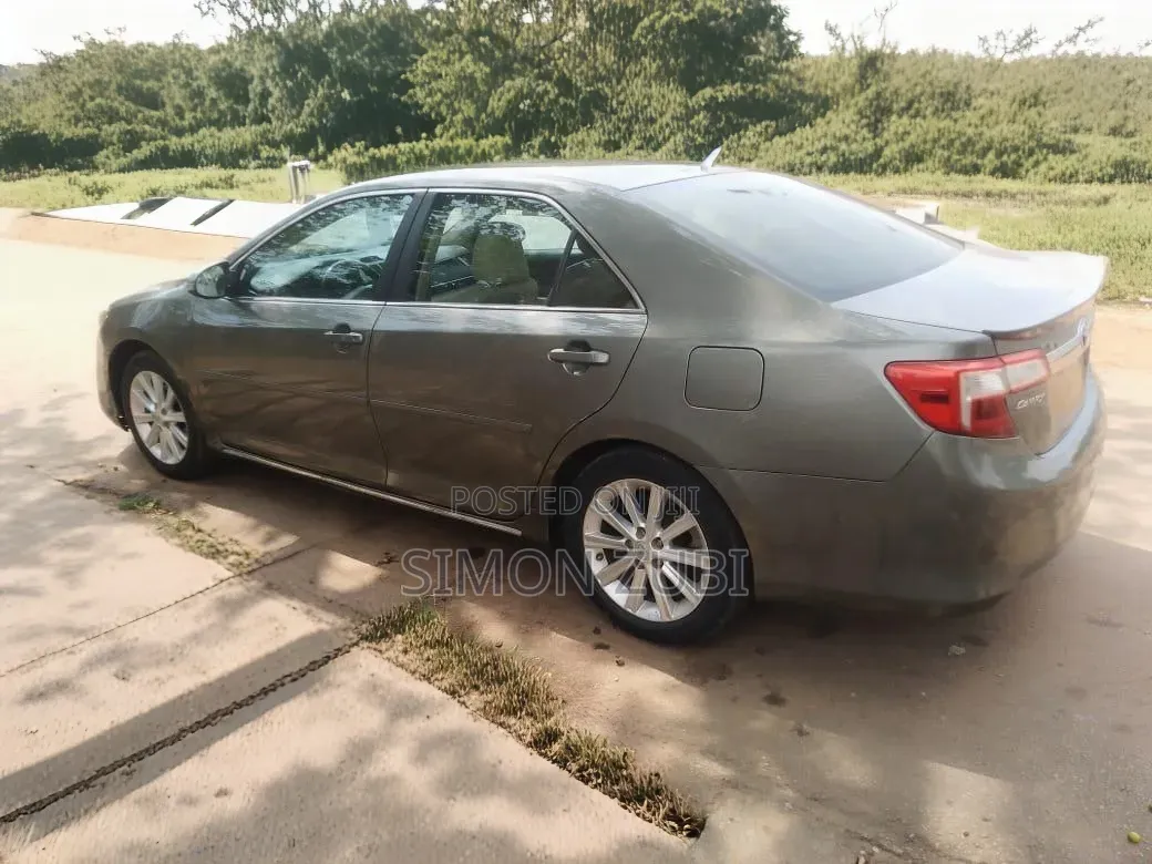 Toyota Camry XLE 4dr Sedan (2.5L 4cyl 6A) 2013 Gray