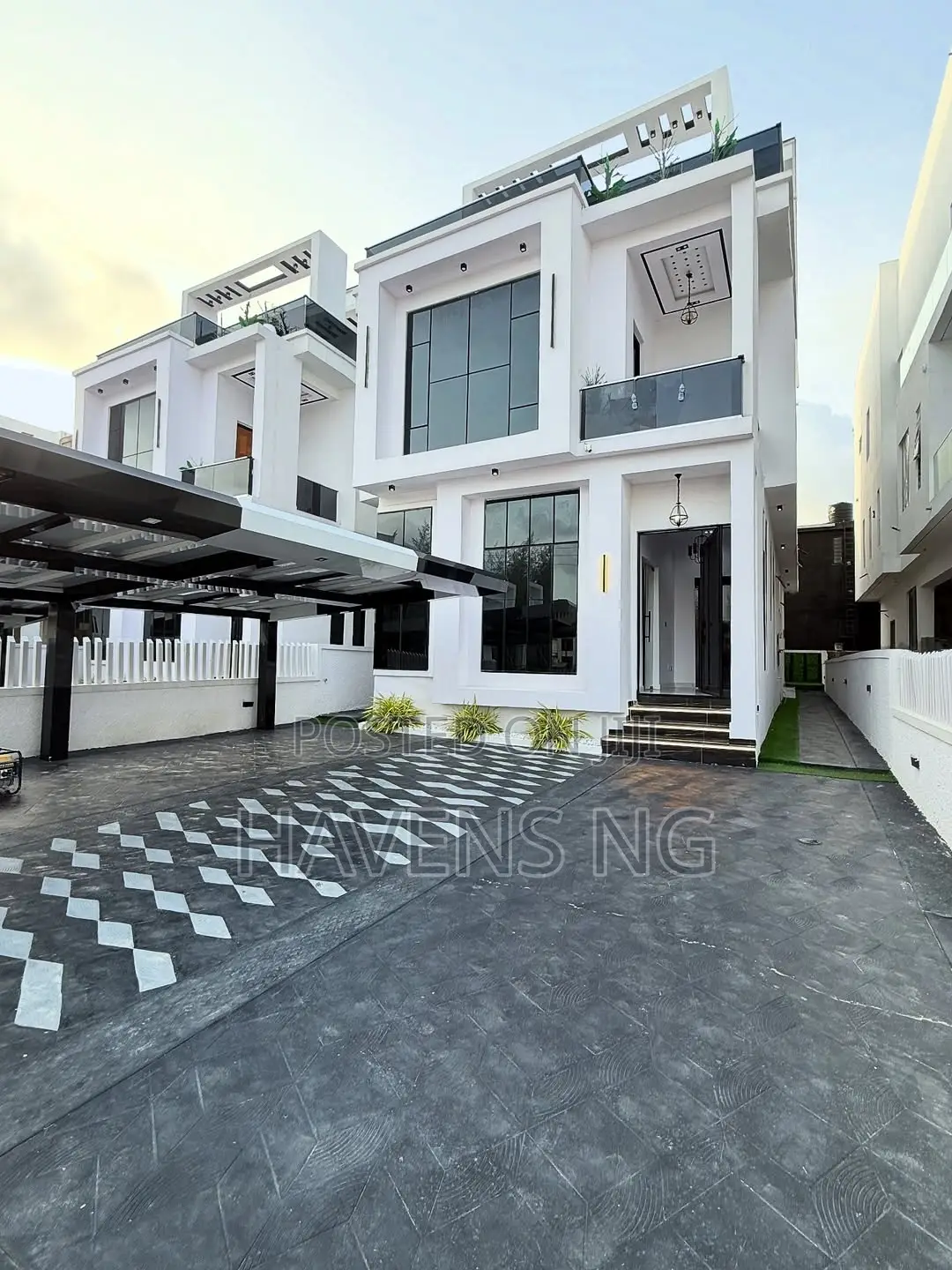 5bdrm Duplex in Ikota for sale